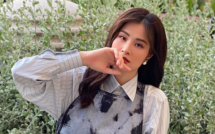 Diện quần short, mặc áo yếm, Đông Nhi được khen trẻ trung như gái 18 Ảnh 2