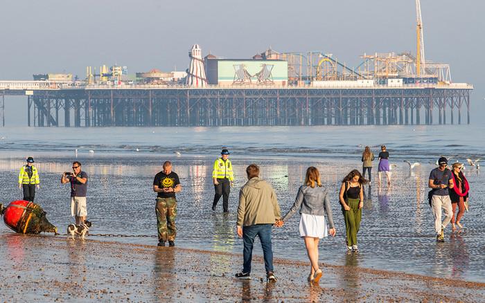 Gần 9.000 người chết vì COVID-19, dân Anh vẫn đổ xô ra biển tắm nắng, ăn kem Ảnh 2