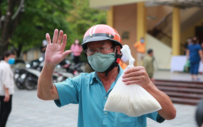 Người nghèo xếp hàng chờ nhận gạo miễn phí ở cây ‘ATM’ đầu tiên tại Hà Nội Ảnh 2