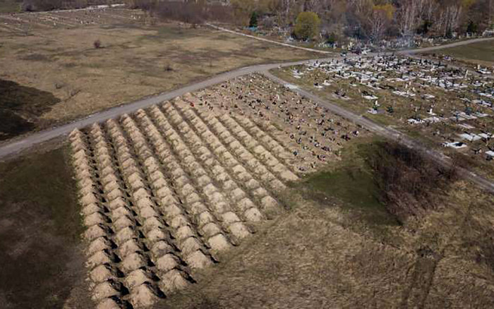 Mới có 13 ca nhiễm bệnh vì COVID-19, thành phố này đã đào sẵn hơn 600 để dọa người dân Ảnh 2