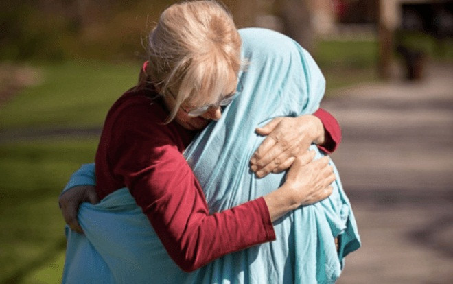 Mẹ trùm cả chăn lên người con gái là nữ y tá đang chống COVID-19 để ôm Ảnh 2