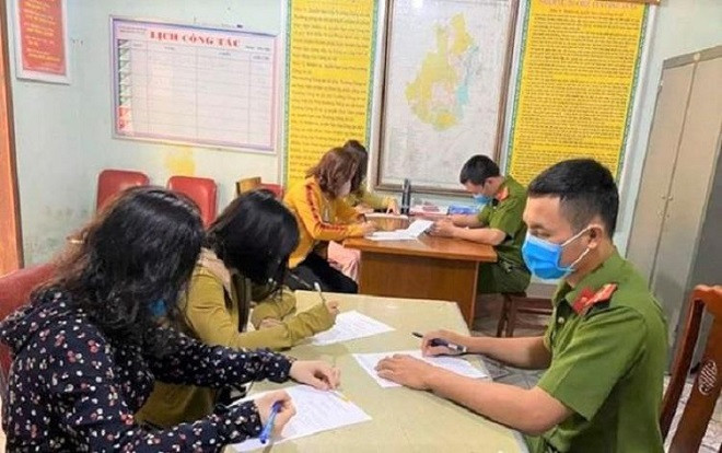 4 người phụ nữ bị phạt 800 nghìn đồng do tụ tập 'buôn chuyện' Ảnh 2