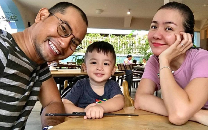 Vợ chồng Ái Châu - Huỳnh Đông nhận ý kiến trái chiều khi đưa con xuống sảnh chung cư chơi giữa mùa dịch Ảnh 2