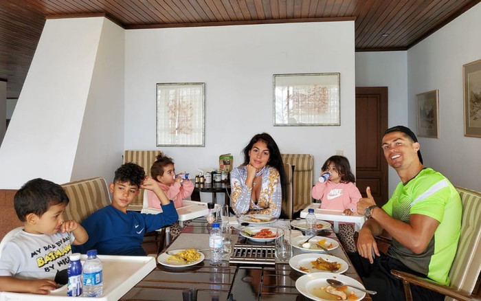 Sao bóng đá rộn ràng lễ Phục Sinh: Ronaldo, Messi hạnh phúc bên gia đình Ảnh 2