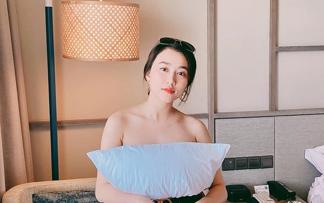 Người yêu Tiến Linh nóng bỏng khi đu trend 'không mặc đồ, lấy gối làm váy' Ảnh 2