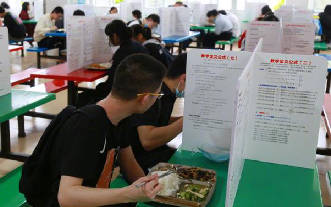Sáng kiến độc đáo giữa mùa dịch COVID-19: Vừa dùng bữa tại căng-tin, vừa ôn thi đại học Ảnh 2