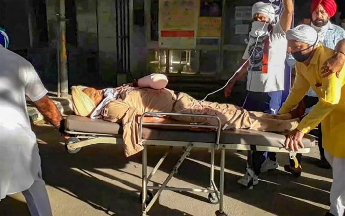 Bị chặn tại chốt kiểm dịch COVID-19, nhóm người rút kiếm chém đứt tay cảnh sát Ấn Độ Ảnh 2