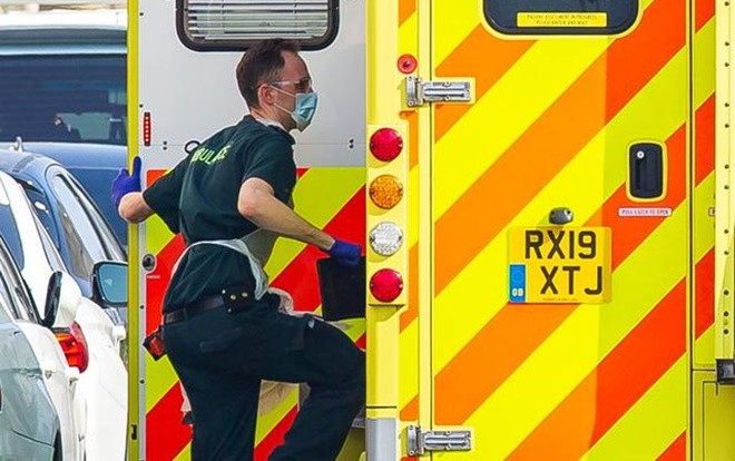 Bệnh viện ở Anh phải dùng ga giường để di chuyển người tử vong vì thiếu túi đựng xác Ảnh 2