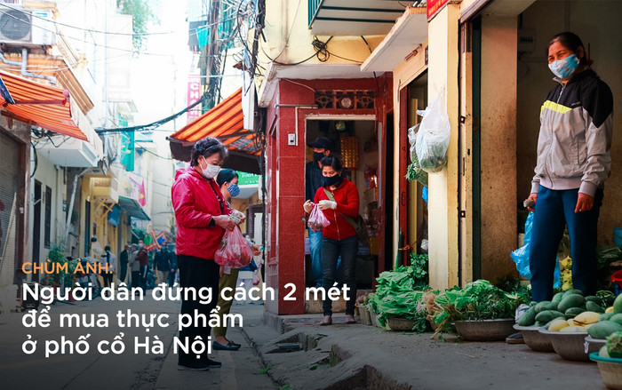 Chùm ảnh: Người dân đứng ở vạch kẻ cách 2 mét để mua thực phẩm ở phố cổ Hà Nội Ảnh 2