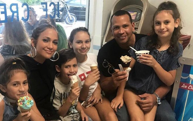 Jennifer Lopez ‘điên đầu’ dạy toán cho các con khi tự cách ly vì Covid 19 Ảnh 2