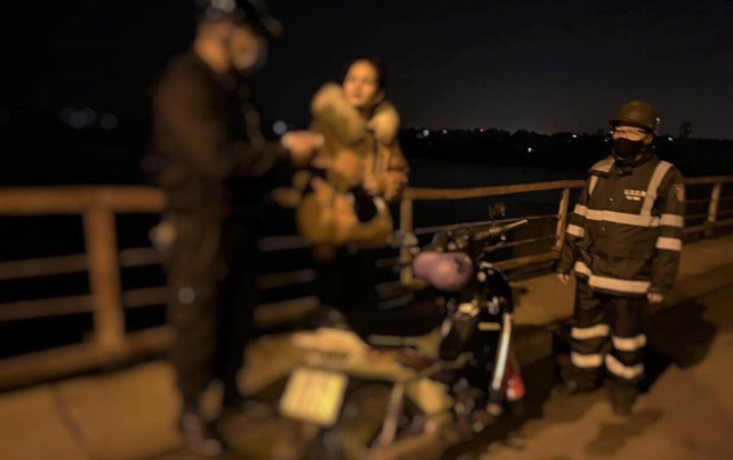 Chốt kiểm dịch COVID-19 kịp thời cứu một cô gái định nhảy cầu Long Biên vì gặp chuyện bức xúc Ảnh 2