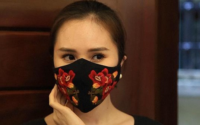 Những chiếc khẩu trang sành điệu phòng COVID-19 ở Việt Nam trên báo nước ngoài Ảnh 2