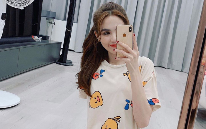 Đâu cần hở bạo, Ngọc Trinh diện váy ngủ kín kẽ vẫn xinh yêu hết phần thiên hạ Ảnh 2