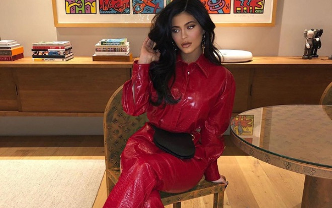 Mặc cảm vì vòng 1 quá khổ cứ học Kylie Jenner cách lên đồ đầy điệu nghệ Ảnh 2