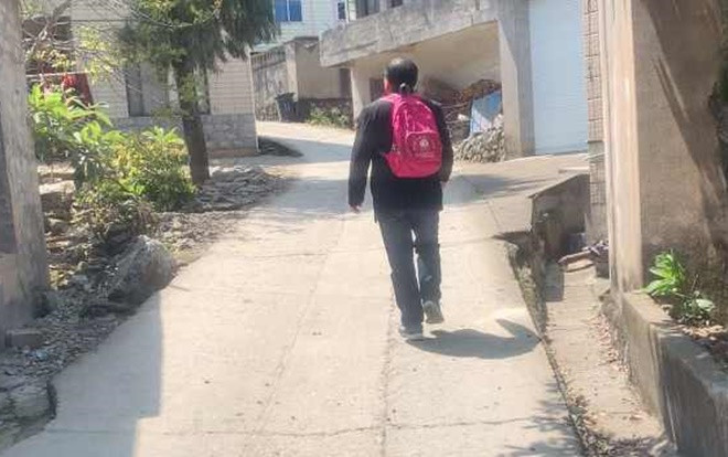 Thầy giáo đi bộ 30 km mỗi ngày đưa trả bài tập cho 35 học sinh nghỉ học vì dịch COVID-19 Ảnh 2