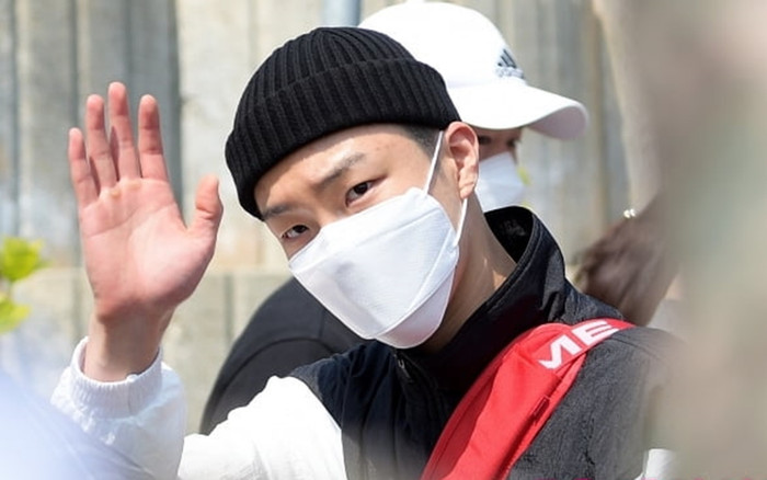 Lee Seung Hoon (WINNER) đeo khẩu trang kín mít, hòa cùng đám đông trong ngày nhập ngũ Ảnh 2