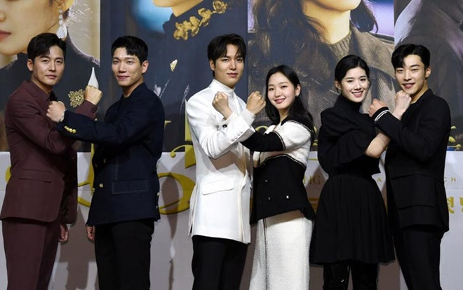 Họp báo 'The King': Cậu chủ Lee Min Ho đẹp xuất sắc, tình tứ bên Kim Go Eun và Woo Do Hwan Ảnh 2