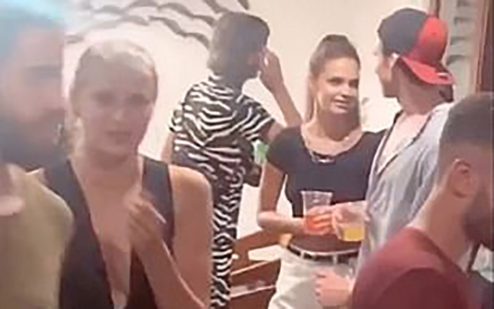 Phớt lờ lệnh cách ly vì COVID-19, 'nam thanh nữ tú' mở tiệc linh đình trong biệt thự xa hoa ở Bali Ảnh 2