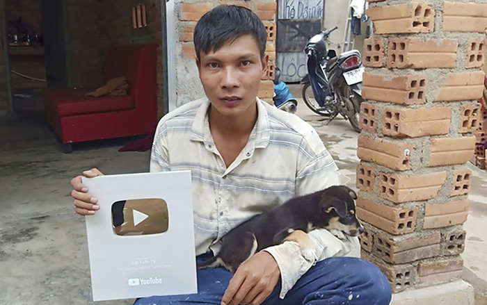 YouTuber 'phụ hồ' nổi tiếng nhất Việt Nam hé lộ thu nhập khủng mỗi tháng, con số khiến ai cũng bất ngờ Ảnh 2