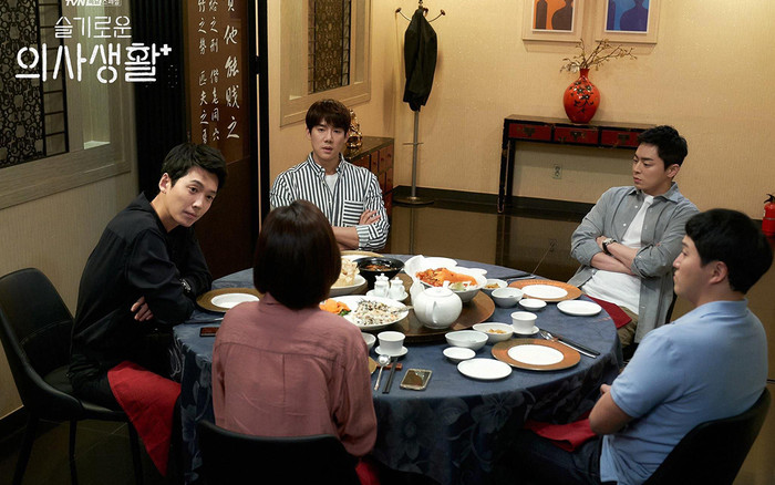 Hospital Playlist (Chuyện đời bác sĩ): Song Hwa phát hiện khối U ở ngực làm IK Jun lo lắng đến phát sốt, thêm một thuyền tình trôi lềnh bềnh Ảnh 2