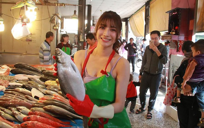 Ra chợ phụ mẹ bỗng 'nổi đình nổi đám' nhờ bức ảnh chụp lén, 'hotgirl bán cá' giờ ra sao? Ảnh 2