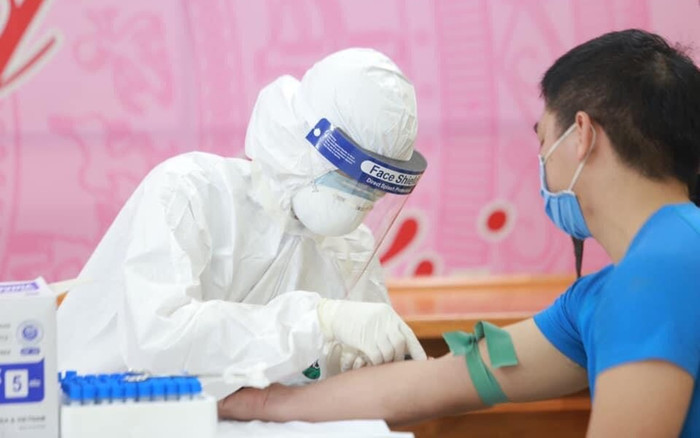 Hàng trăm tiểu thương, người dân chợ đầu mối Long Biên xếp hàng chờ test nhanh sàng lọc COVID-19 Ảnh 2