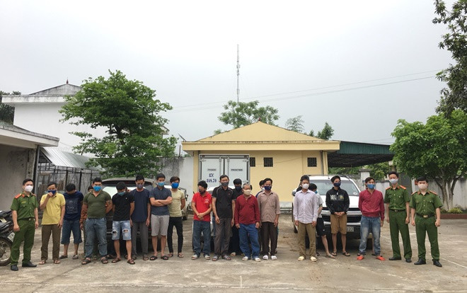 Công an bắt giữ 30 đối tượng lẻn vào rừng đánh bạc giữa mùa dịch COVID-19 Ảnh 2