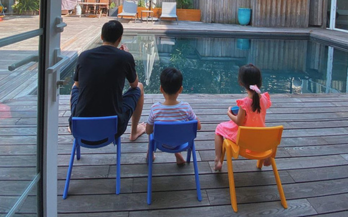 Tăng Thanh Hà khoe ảnh ông xã ngồi ăn kem cùng hai con bên trong biệt thự triệu đô Ảnh 2