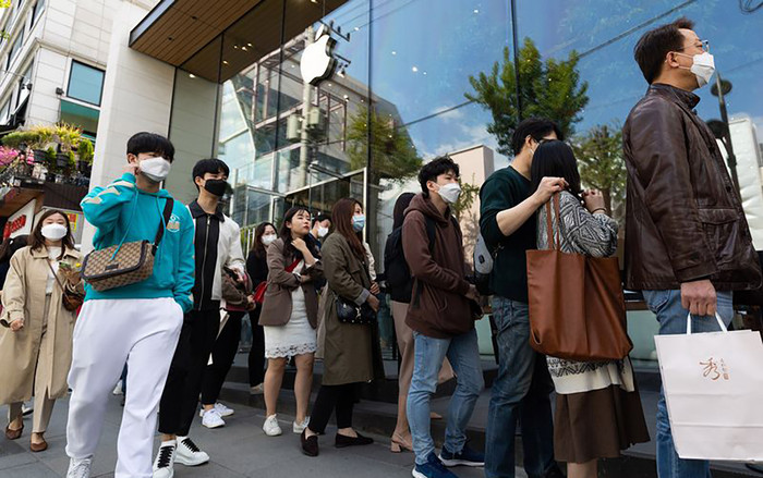Người Hàn Quốc xếp hàng dài trước Apple Store sau khi mở cửa trở lại Ảnh 2