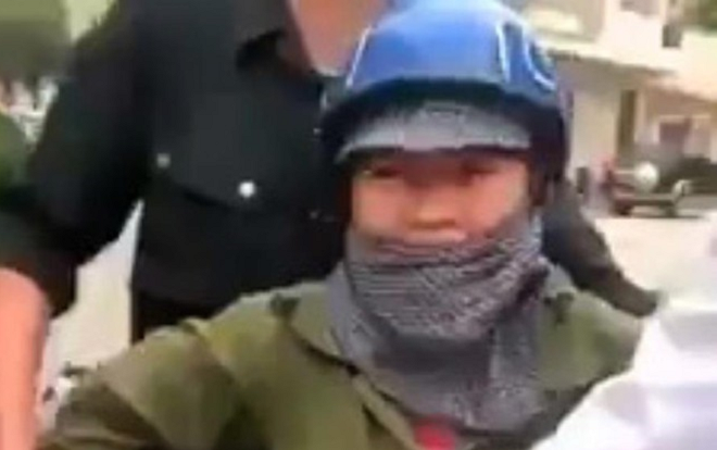 Sai phạm trong vụ khống chế người phụ nữ bán rau, cán bộ phường phải đến tận nhà xin lỗi Ảnh 2