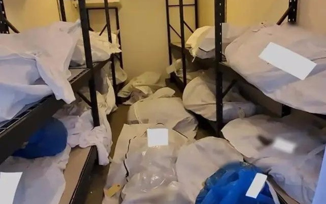 Túi thi thể người chết vì COVID-19 xếp chồng vì quá tải trong các bệnh viện ở Mỹ Ảnh 2