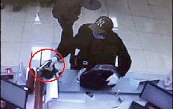 Truy bắt kẻ đeo khẩu trang cầm súng xông vào ngân hàng Techcombank uy hiếp Ảnh 2