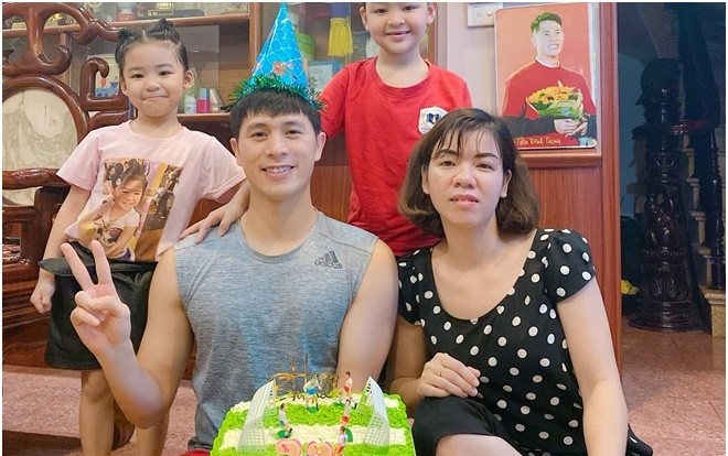 Đình Trọng vui vẻ đón sinh nhật sớm bên gia đình Ảnh 2