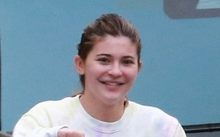 Kylie Jenner lộ mặt mộc tròn xoe sau gần hai tháng ở nhà cách ly Ảnh 2