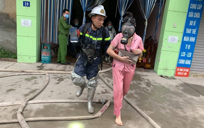 Cảnh sát cứu 4 người thoát chết trong vụ cháy nhà nghỉ lúc rạng sáng Ảnh 2