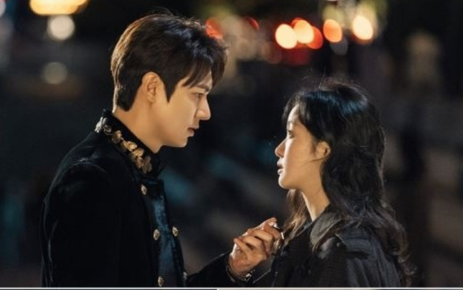 Những cảnh quay đẹp nhất trong hai tập đầu 'The King: Eternal Monarch': Lee Min Ho 'phóng điện' với cả Kim Go Eun và Woo Do Hwan Ảnh 2