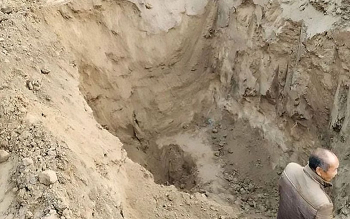 Rủ nhau ra công trường xây dựng chơi, 4 đứa trẻ bị chôn sống dưới hố sâu Ảnh 2