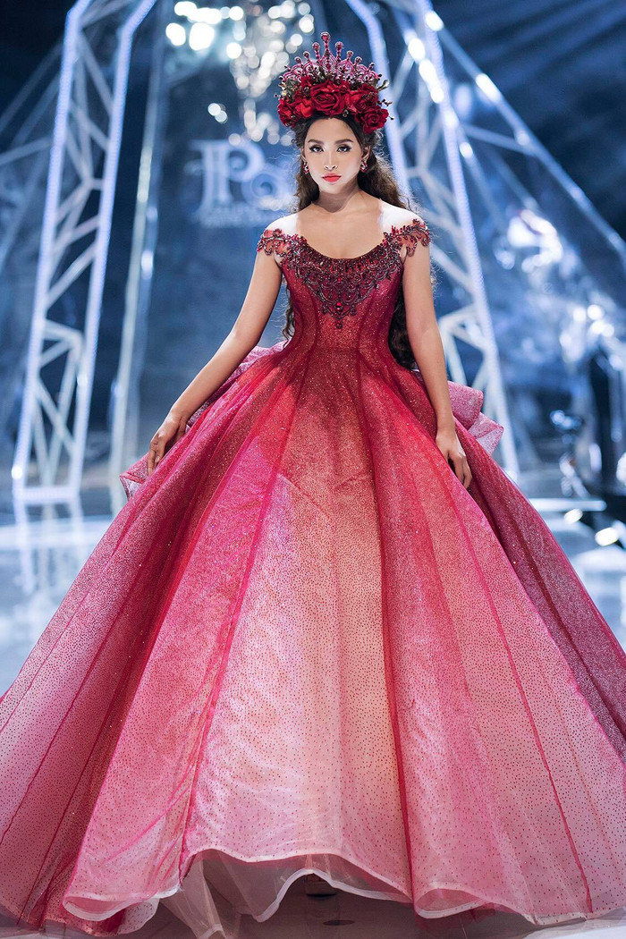 Tiểu Vy 2 năm đương nhiệm: Diễn First Face - Vedette đẹp ngút ngàn, thần thái 'nữ hoàng' trên thảm đỏ Ảnh 12