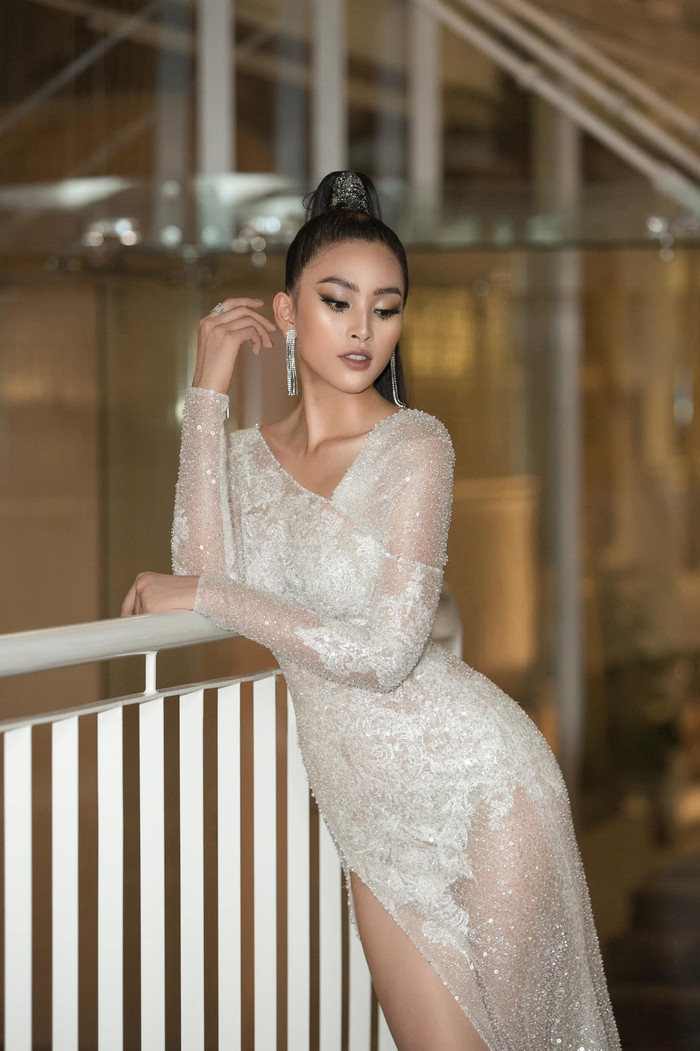 Diện trang phục gợi cảm khi tham dự một show thời trang, Tiểu Vy gây ấn tượng bởi gương mặt sắc lạnh.