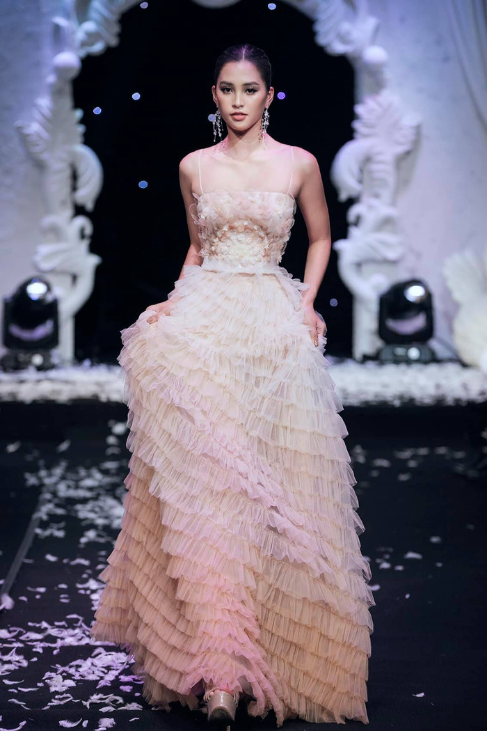 Hoa hậu Tiểu Vy xuất hiện rạng rỡ ở vị trí First Face mở màn BST Mơ kỷ niệm 5 năm làm nghề của NTK Nguyễn Quảng.  