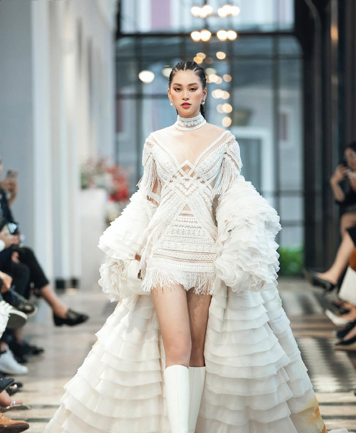 Tiểu Vy 2 năm đương nhiệm: Diễn First Face - Vedette đẹp ngút ngàn, thần thái 'nữ hoàng' trên thảm đỏ Ảnh 18