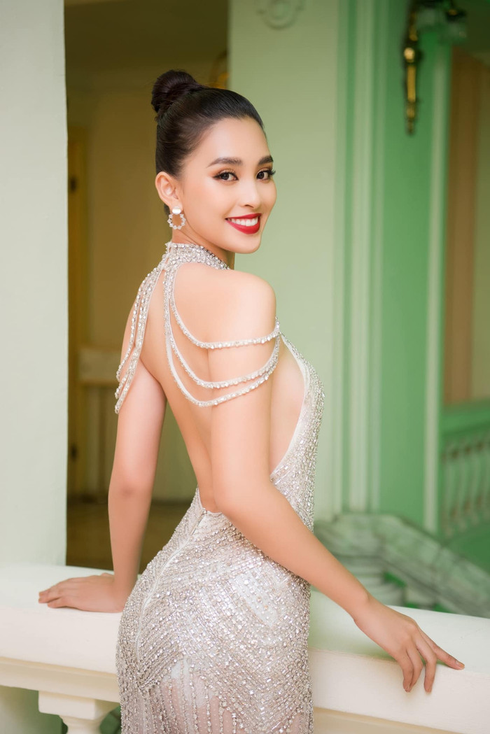 Người đẹp chọn cho mình bộ cánh chất liệu lưới, ôm sát và đính kết lấp lánh khoe trọn đường cong quyến rũ.