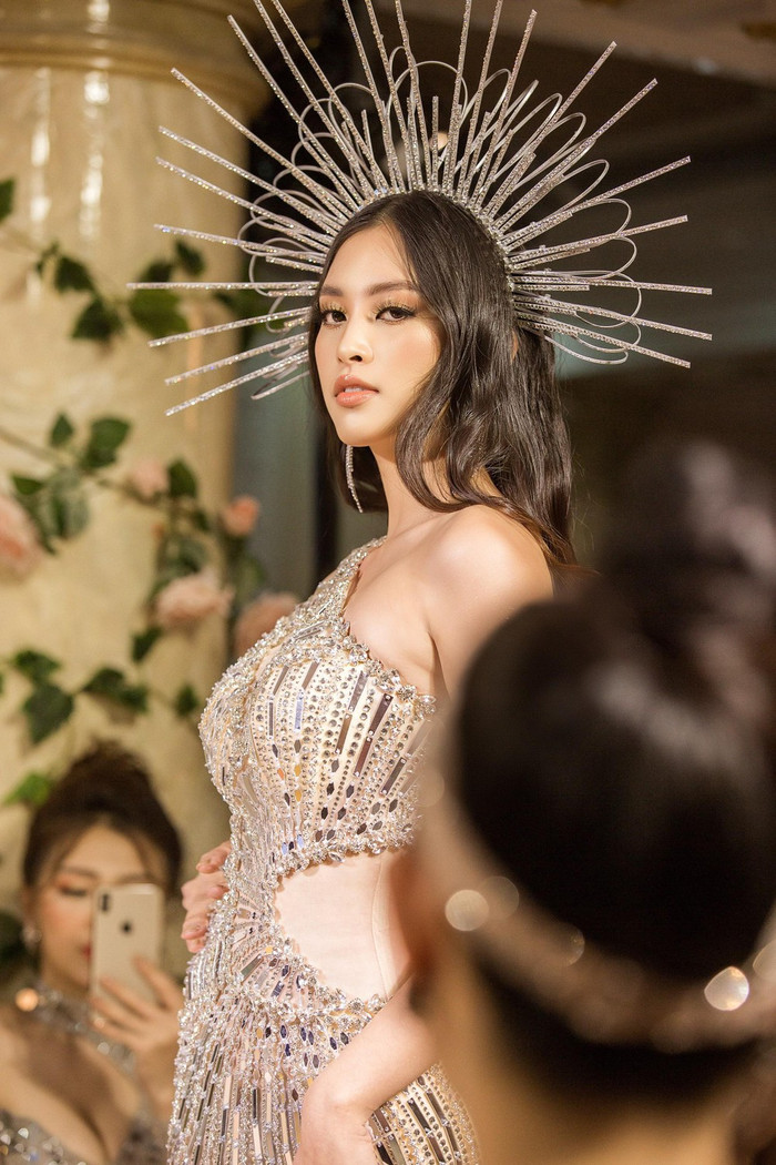 Tiểu Vy 2 năm đương nhiệm: Diễn First Face - Vedette đẹp ngút ngàn, thần thái 'nữ hoàng' trên thảm đỏ Ảnh 16