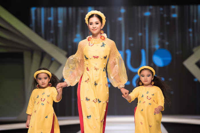 Giữ vai trò vedette trong chương trình Asian Kids Fashion Show, Tiểu Vy khiến sân khấu bừng sáng với nụ cười tỏa nắng và thân thiện.