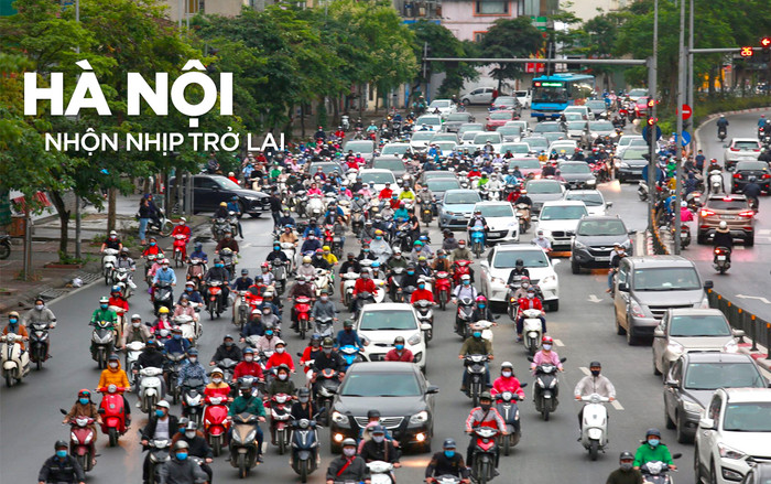 Đường phố Hà Nội nhộn nhịp trở lại sau hơn 20 ngày cách ly xã hội Ảnh 2