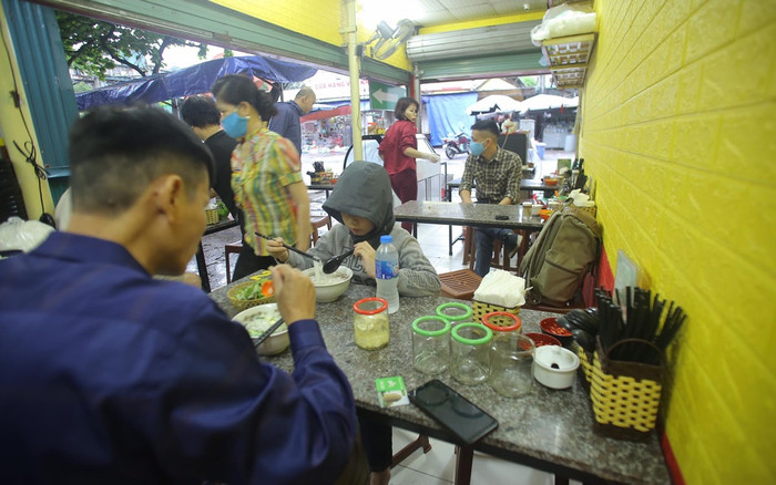 Hàng quán ở Hà Nội hối hả mở cửa sau chuỗi ngày dài tạm dừng hoạt động phòng dịch COVID-19 Ảnh 2