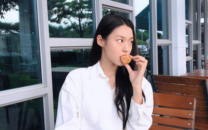 Cách mix áo sơmi trắng, áo thun đen 'nhạt nhoà' để đi làm sau mùa dịch vô cùng xinh yêu Ảnh 2