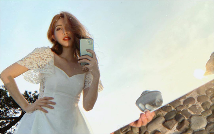 Thương người yêu như cậu Bình An, vật vã khiêng tấm gương lớn để mợ Phương Nga lên đồ 'sống ảo' Ảnh 2