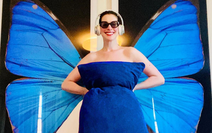 Ngoài sao Việt, mỹ nhân đẹp nhất nhì Hollywood cũng chịu thử thách biến gối thành váy Ảnh 2