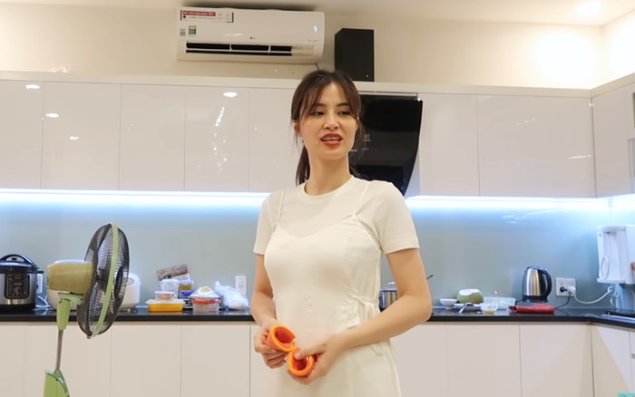 Đông Nhi lộ vòng 2 to thấy rõ giữa tin đồn đang mang thai con đầu lòng Ảnh 2